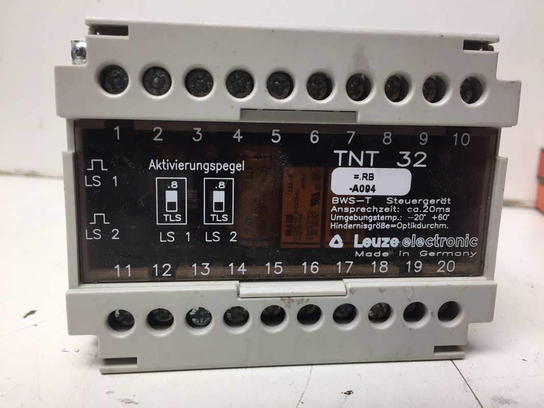 UNIDAD DE MONITOREO DE RELÉS TNT 32 LEUZE TNT 32-101 0901A938552 24VBOIL ( usada )